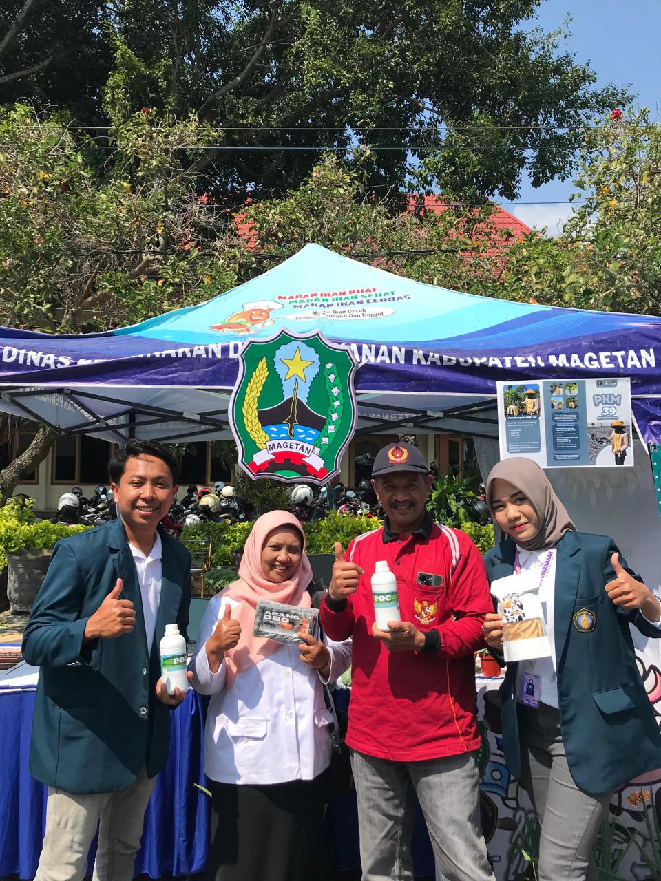 MAHASISWA KKN FAKULTAS PETERNAKAN UNIVERSITAS BRAWIJAYA INOVASIKAN PEMBUATAN ARANG DARI KOTORAN SAPI DI SINGOLANGU,  KELURAHAN SARANGAN, MAGETAN 
