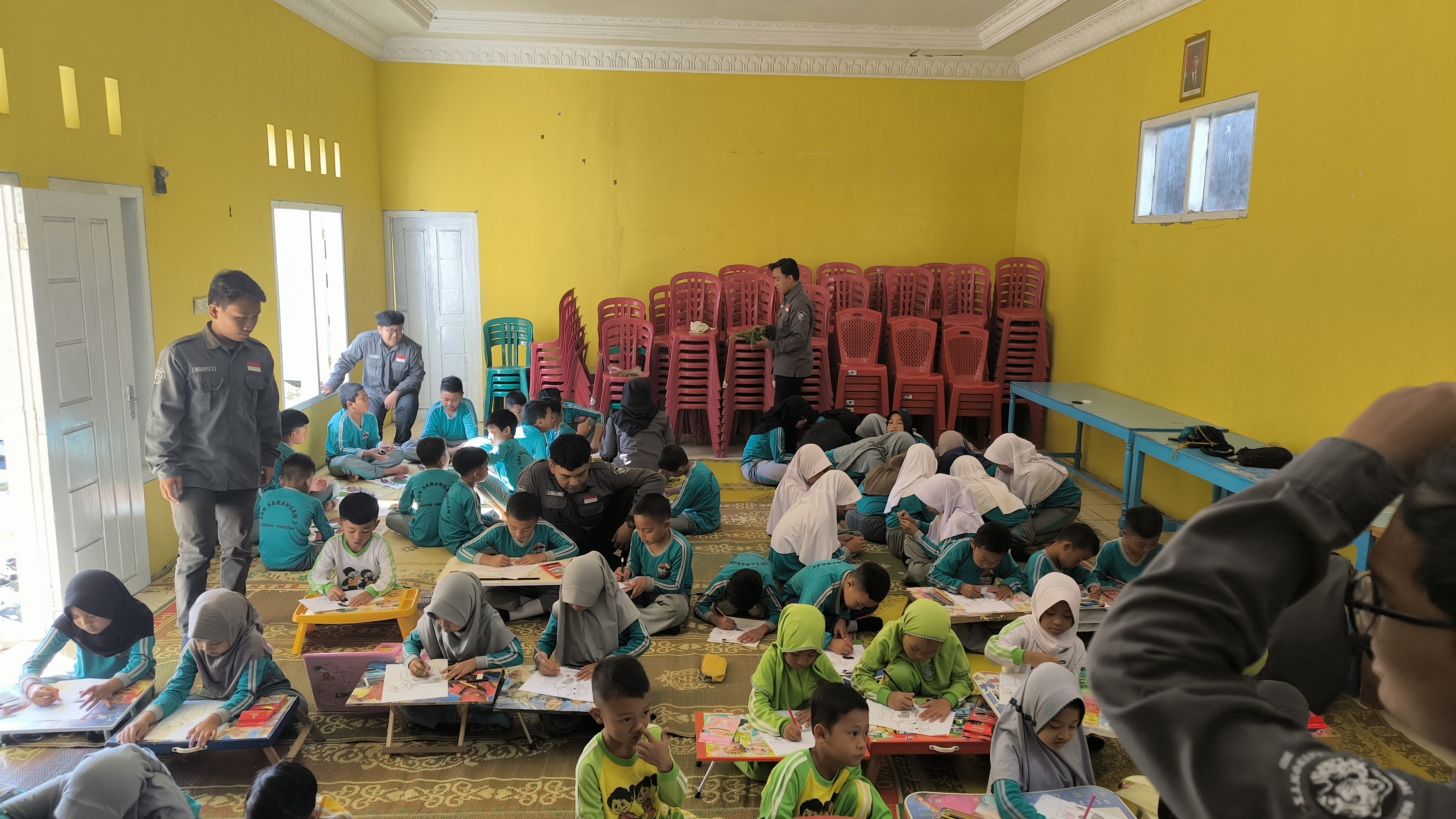 DUKUNG MENUNJANG KREATIFITAS BAKAT ANAK, TIM KKN UNS 151 MELAKUKAN PROGRAM KERJA MERONCE, MEWARNAI, DAN ECOPRINT