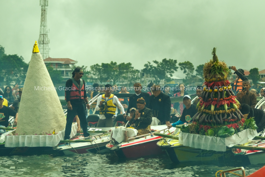 FOTOGRAFI DOKUMENTER LARUNG SESAJI TELAGA SARANGAN BAGIAN II