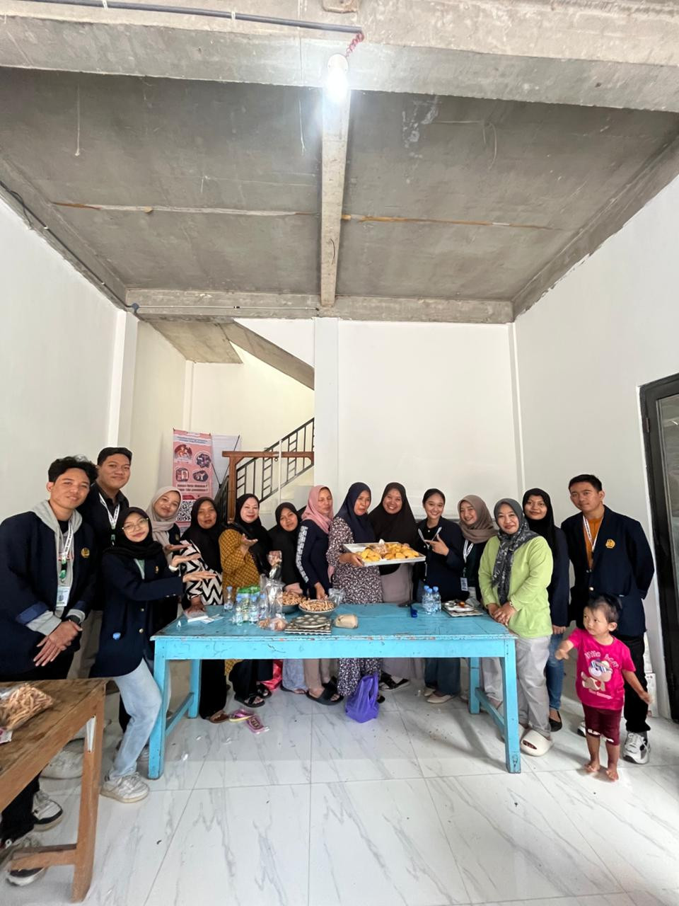 PELATIHAN PEMBUKAAN USAHA BARU KUE BOLU DAN STIK STROBERI DI DUSUN MANDORAN