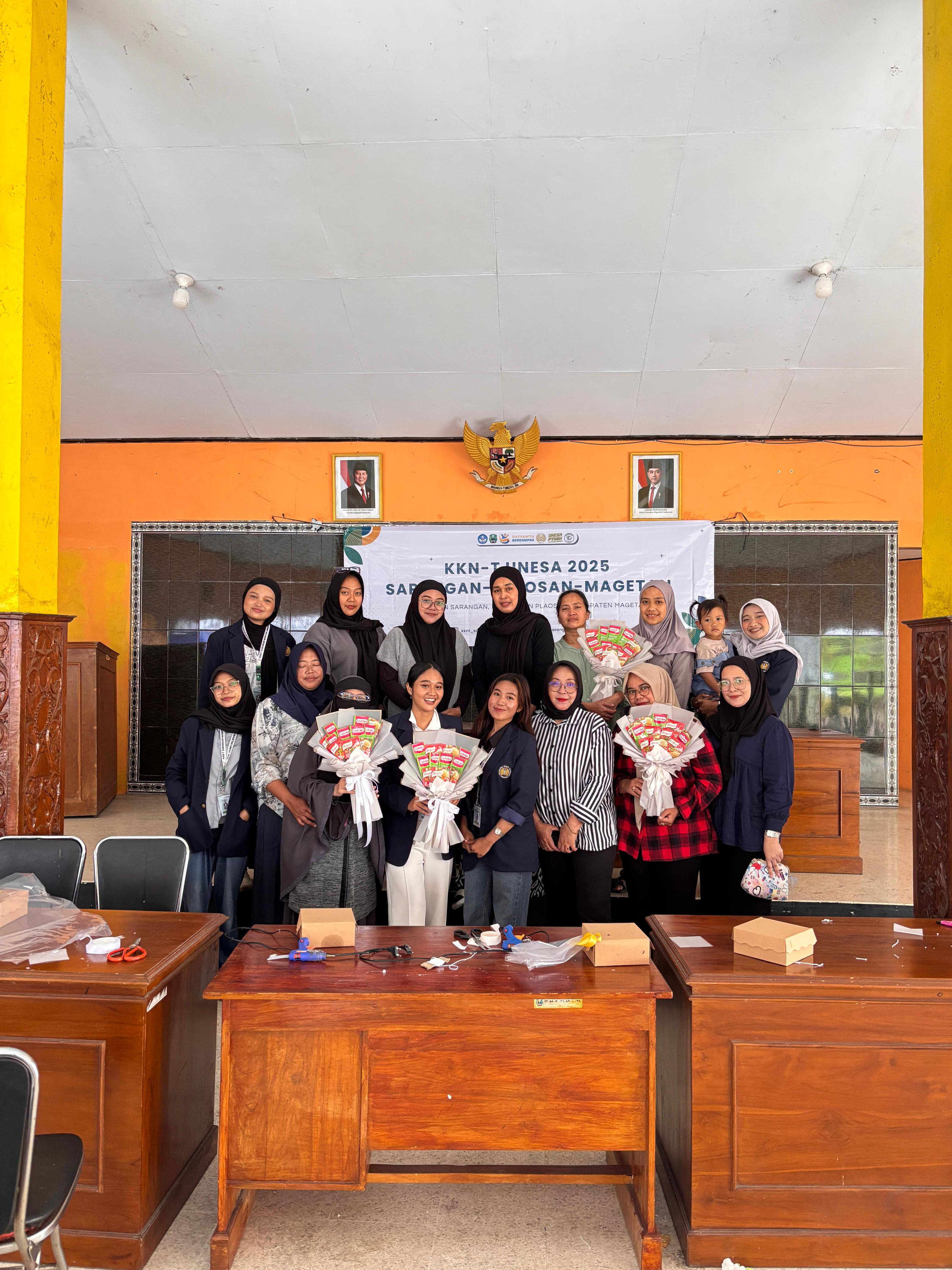 SOSIALISASI DAN PELATIHAN PEMBUATAN BUCKET KREATIF BERSAMA IBU-IBU WARGA SARANGAN OLEH MAHASISWA KKNT UNESA 2025